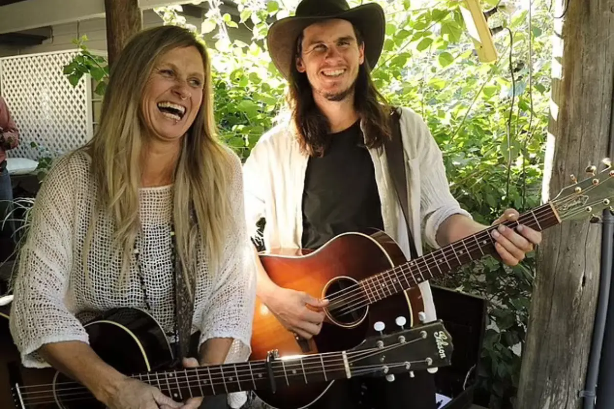 Is Kasey Chambers in a Relationship